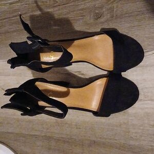 Rouge Helium Black Heels with Elegant Ankle Straps and High Slender Heel